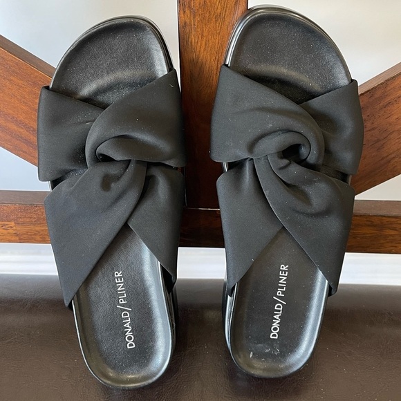 Donald  Pliner Women's Black Folley Slide Sandals size 8 summer work  concert - Picture 2 of 16